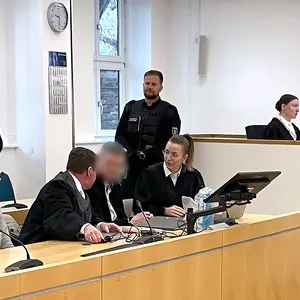 Der Angeklagte Gymnasiallehrer sitzt im Gerichtssaal.