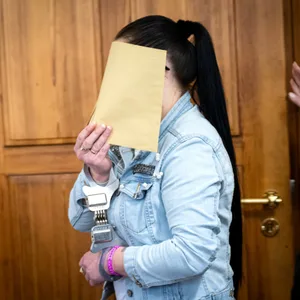 Eine Angeklagte kommt zum Prozessbeginn in den Gerichtssaal vom Landgericht Oldenburg.