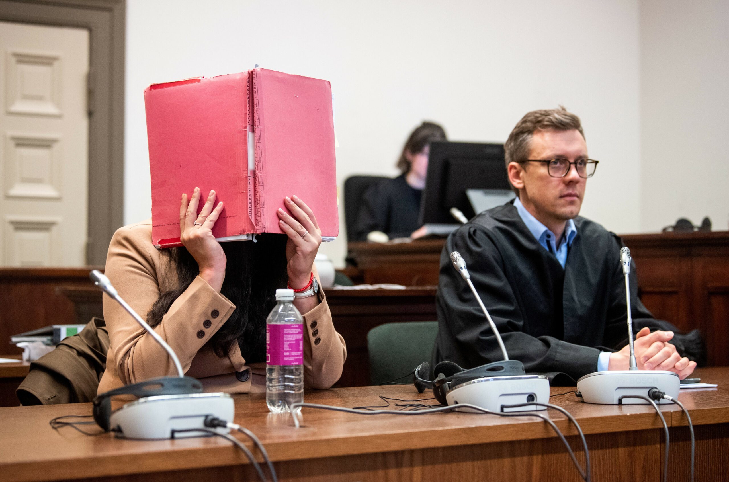 Eine wegen Totschlags angeklagte 39-jährige Frau sitzt im Landgericht im Saal neben ihrem Anwalt Kilian Tietje. Die Frau soll am 12. März dieses Jahres ihre 83 Jahre alte Großmutter erstochen haben.