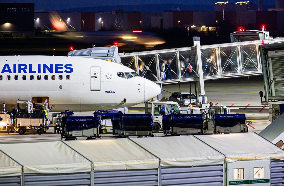 Afghaninnen und Afghanen verlassen ein Flugzeug auf dem Flughafen Hannover-Langenhagen.