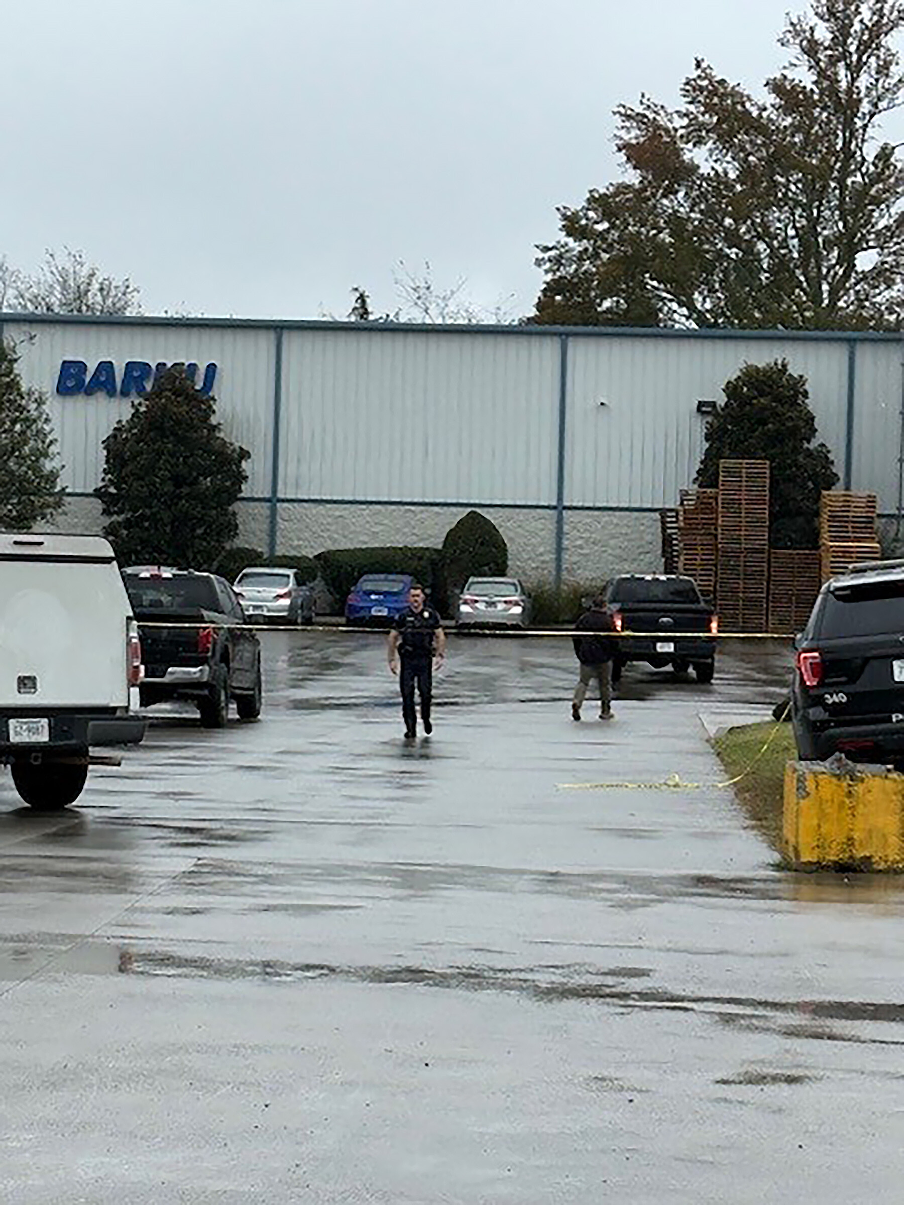 Einsatzkräfte des Cleveland Police Departments sind auf dem Firmengelände von Barku.