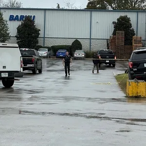 Einsatzkräfte des Cleveland Police Departments sind auf dem Firmengelände von Barku.