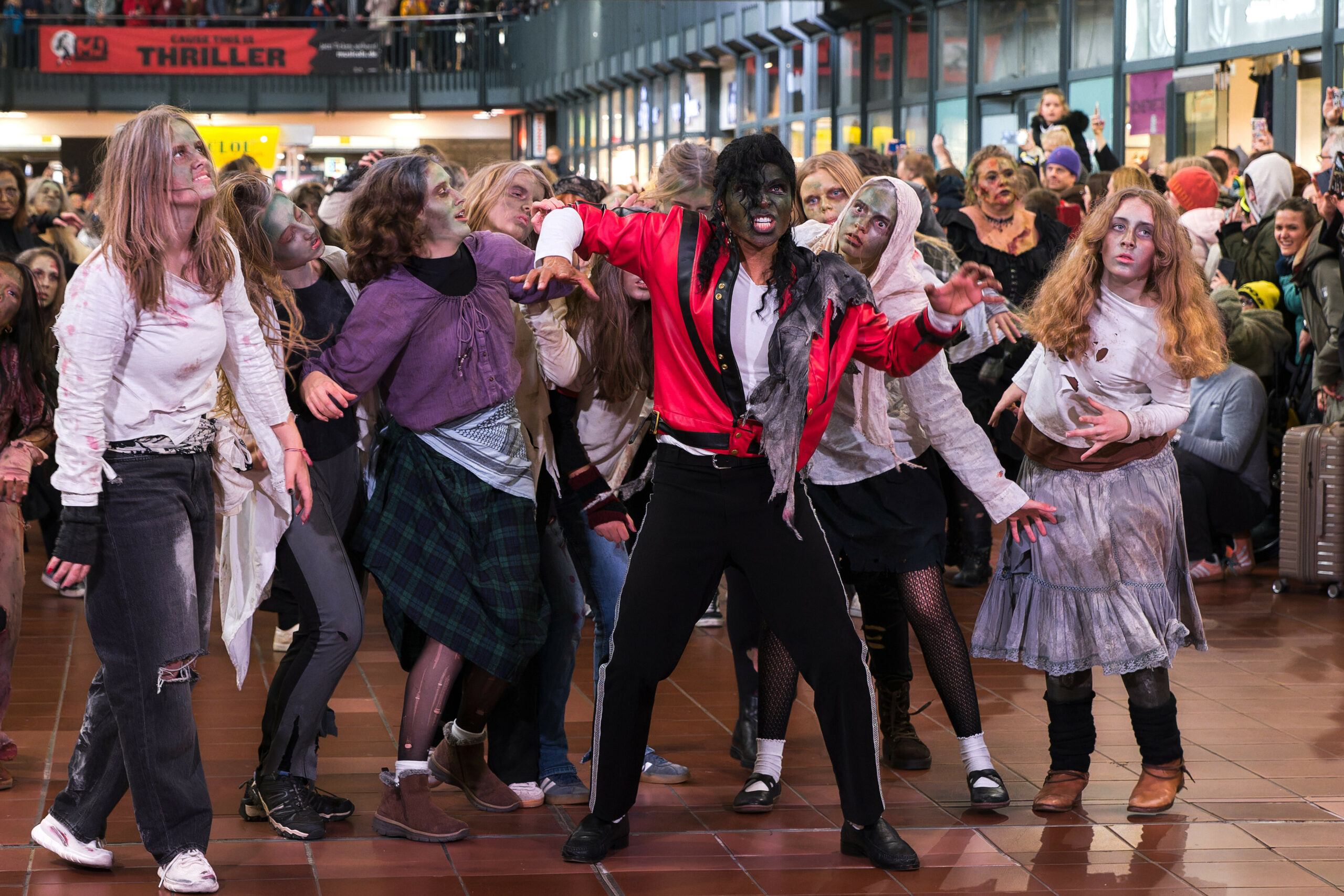 Michael Jackson Imitator Koffi Missah tanzt mit rund 150 Fans aus Deutschland, Österreich und der Schweiz im Hamburger Hauptbahnhof.