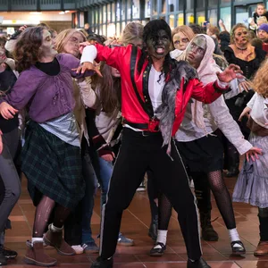 Michael Jackson Imitator Koffi Missah tanzt mit rund 150 Fans aus Deutschland, Österreich und der Schweiz im Hamburger Hauptbahnhof.