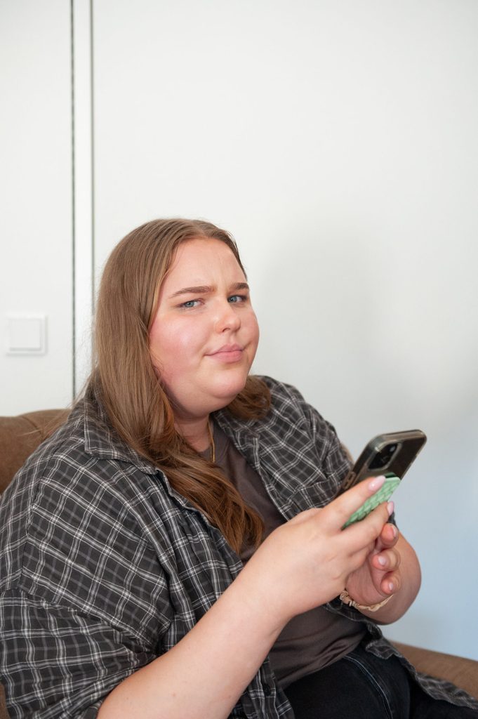 Chiara Horn mit Handy
