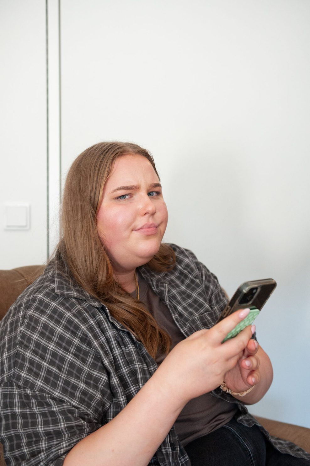 Chiara Horn mit Handy