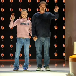 Kinostar Til Schweiger (61) mit der 14-Jährigen Lola bei „Klein gegen Groß“.