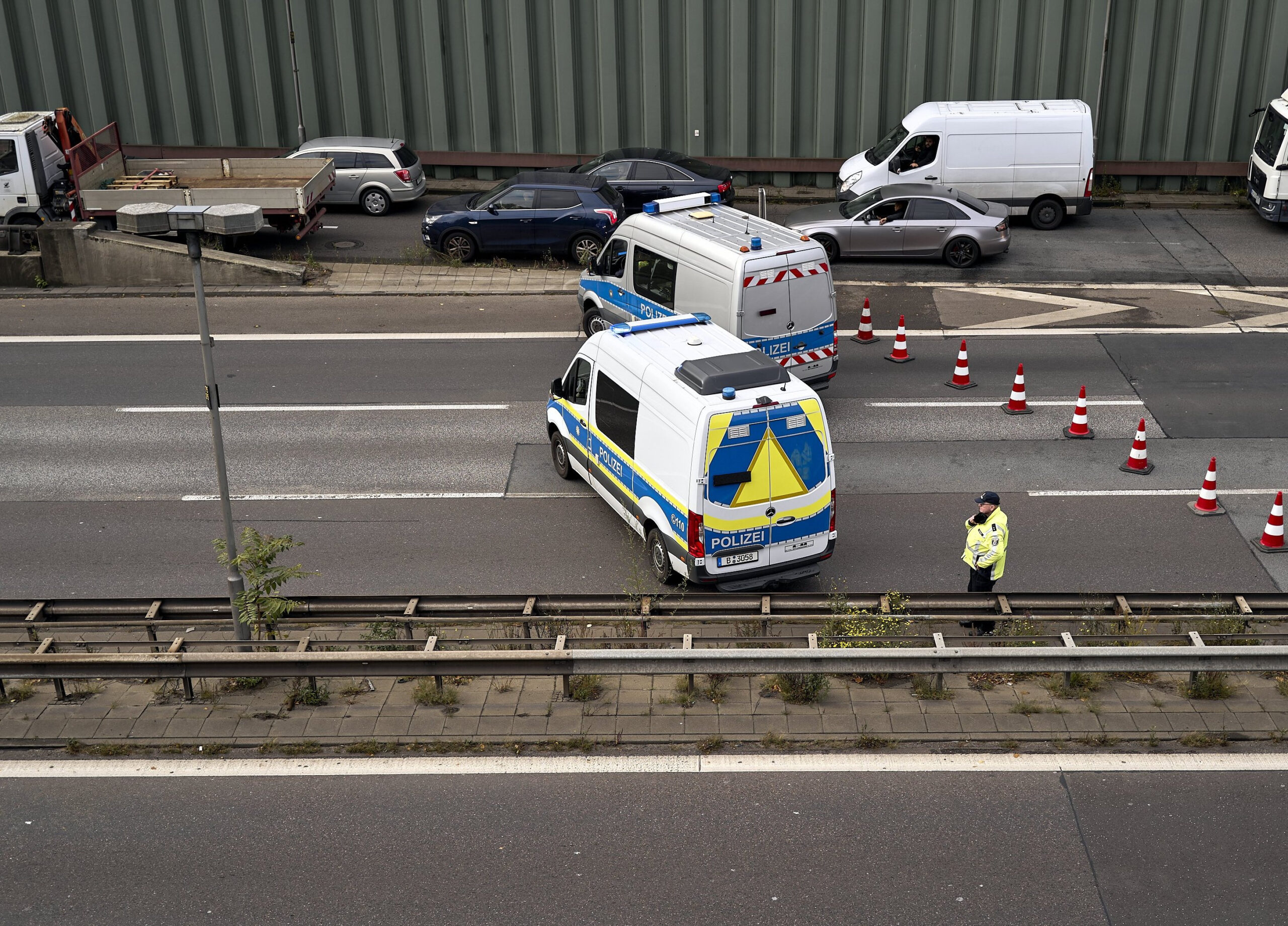 Die Stadtautobahn in Berlin wurde wegen eines größeren Polizeieinsatzes gesperrt.