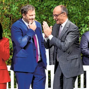 Friedrich Merz (CDU) und Lars Klingbeil (SPD) unterhalten sich, umgeben von anderen Mitgliedern der Bundesregierung.