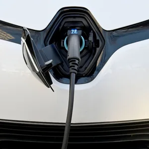 Ein Elektroauto vom Typ Renault Zoe wird an einer Ladesäule aufgeladen.