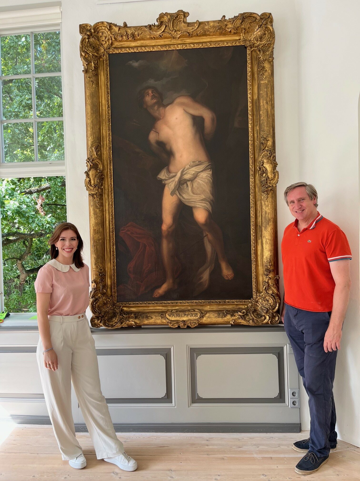 Sarah und Christian von Boetticher stehen vor einem großen Gemälde.