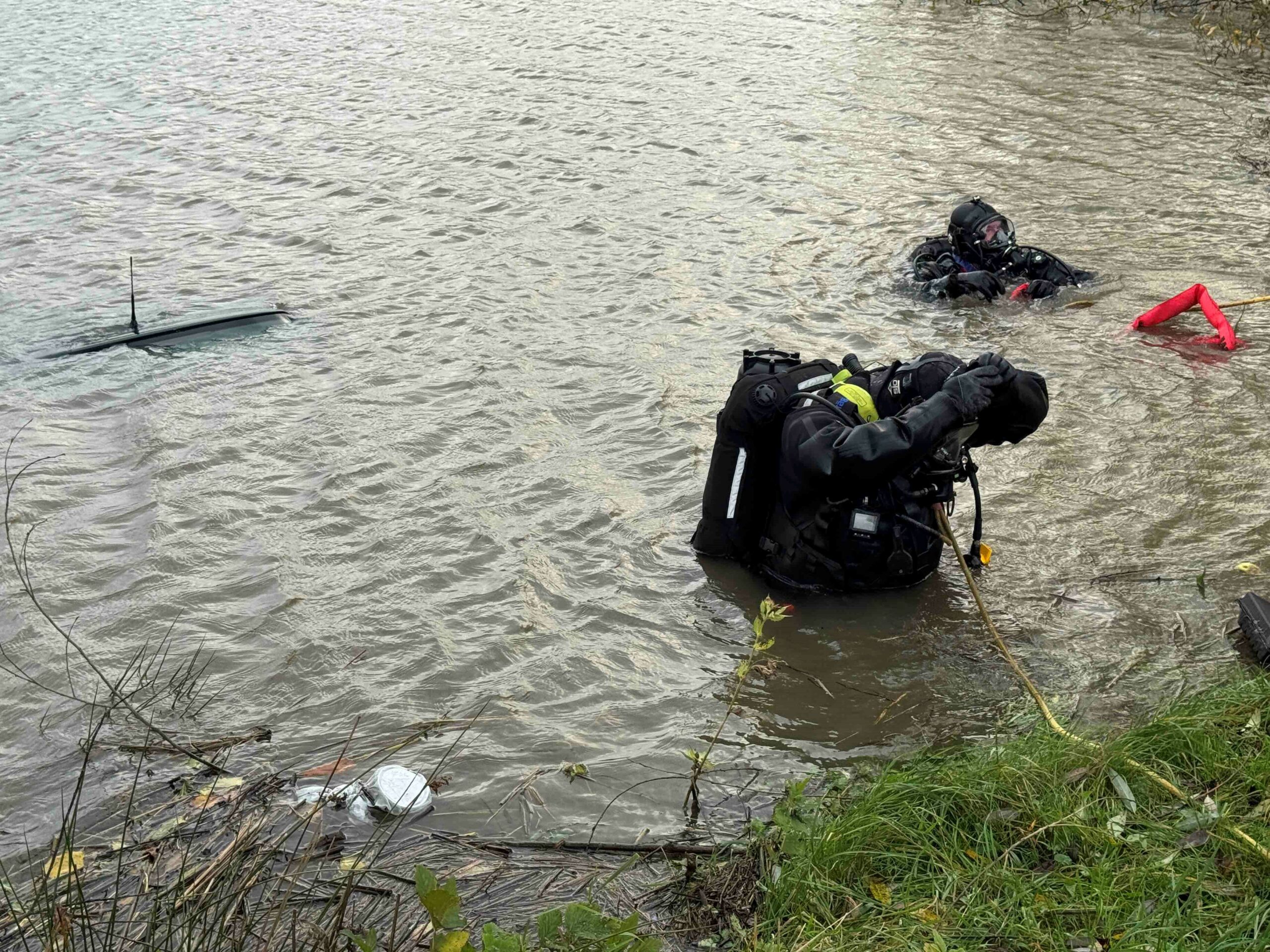 Ob der noch Radioempfang hat? Nur noch die Antenne des grünen VW Golf ragt aus dem Wasser.
