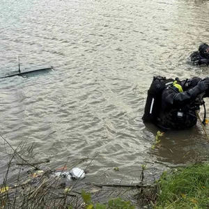 Ob der noch Radioempfang hat? Nur noch die Antenne des grünen VW Golf ragt aus dem Wasser.