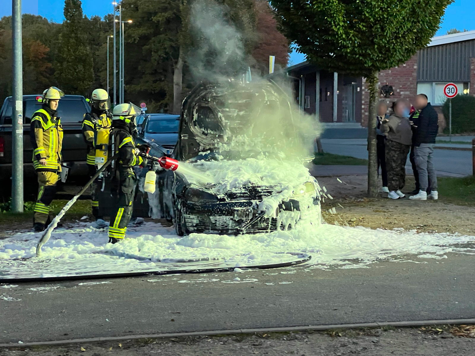 Die Feuerwehr löschte mit Schaum.