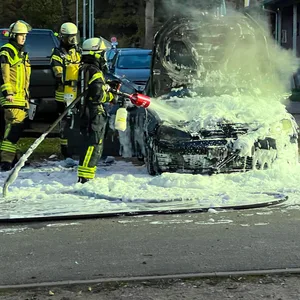 Die Feuerwehr löschte mit Schaum.