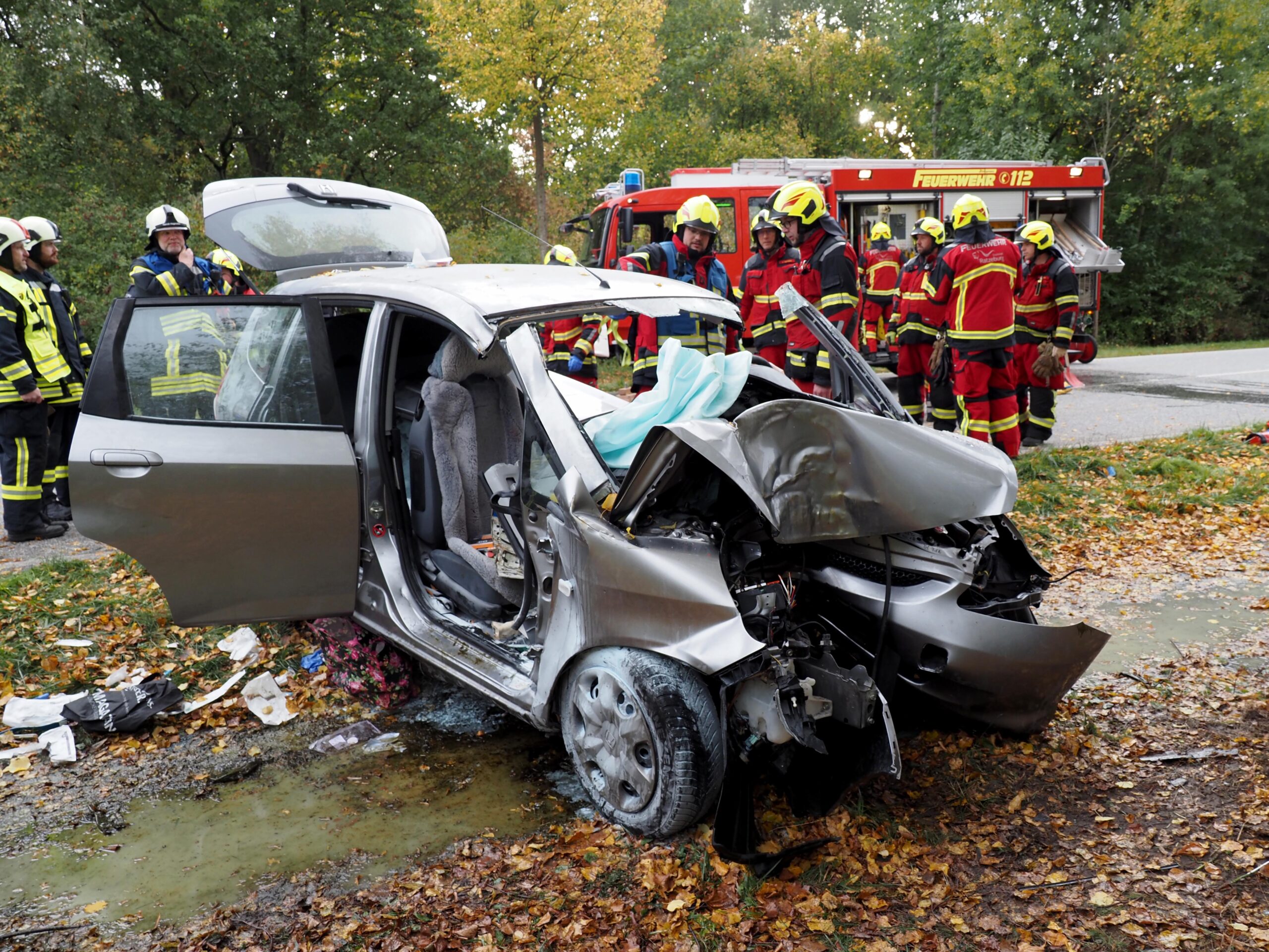 Auto gerät auf Bundesstraße bei EInhaus von der Fahrbahn ab und kracht gegen Baum – Fahrer tot