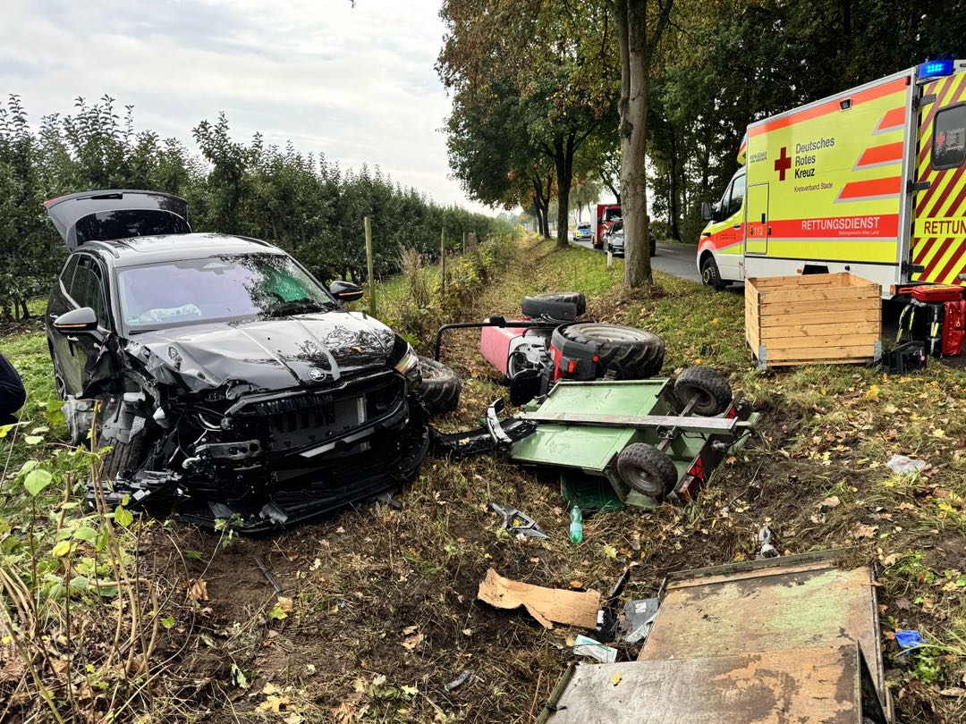Der Skoda-SUV rammte den kleinen Traktor von der Straße, dessen Fahrer wurde schwer verletzt.