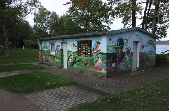 Ende Oktober, spätestens im November ist eine Baubegehung geplant, um die Klohäuschen am See, wie dieses an der Einfelder Schanze, aufzuwerten.