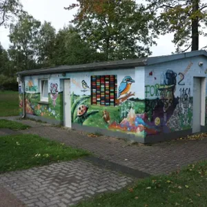 Ende Oktober, spätestens im November ist eine Baubegehung geplant, um die Klohäuschen am See, wie dieses an der Einfelder Schanze, aufzuwerten.