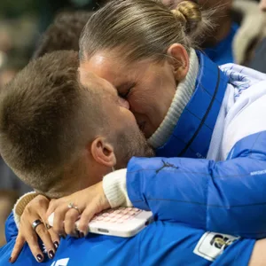 Karol Mets küsst seine Ehefrau nach dem Comeback in der WM-Quali gegen Italien