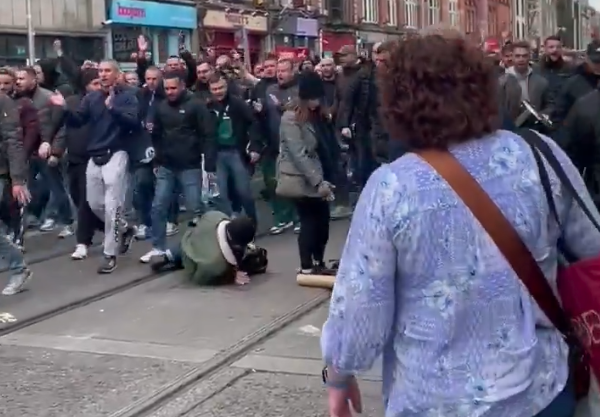 Schalke-Ultras marschieren durch Dublin