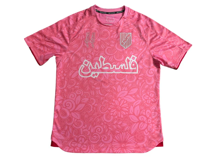 Ein rosafarbenes FC Palestina-Trikot