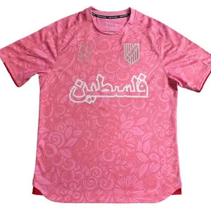 Ein rosafarbenes FC Palestina-Trikot