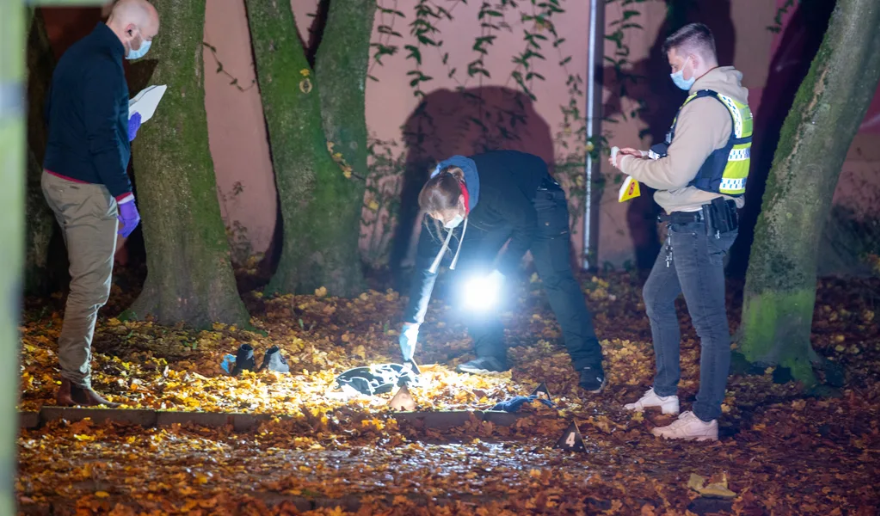 Ermittler am Tatort in Rahlstedt.