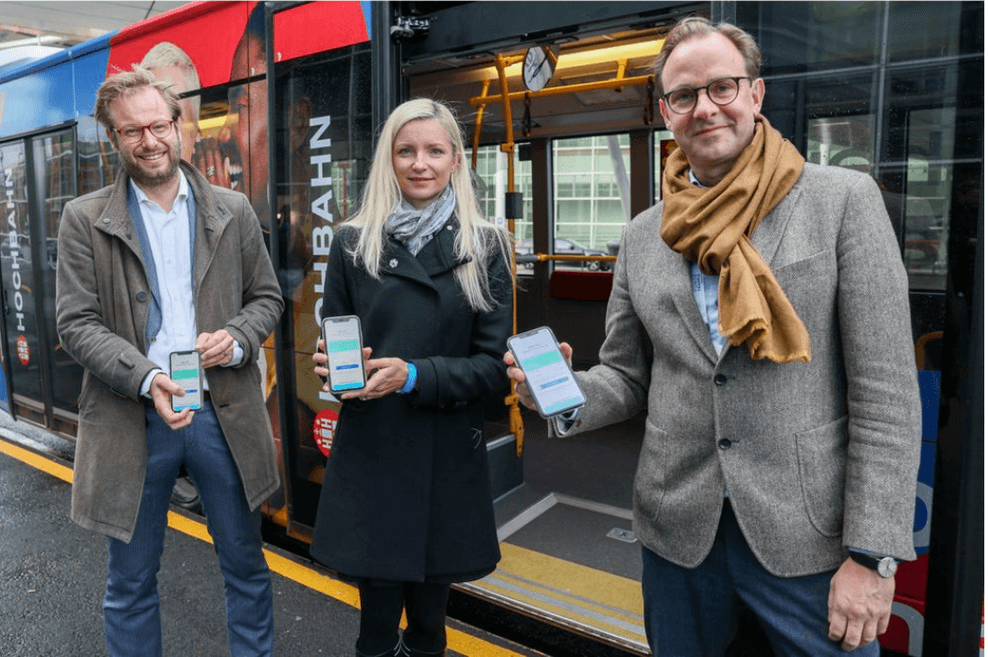 Präsentierten vor über zwei Jahren die „hvv any“-Funktion: Verkehrssenator Anjes Tjarks (Grüne), HVV-Chefin Anna-Theresa Korbutt und der damalige Hochbahn-Chef Henrik Falk.
