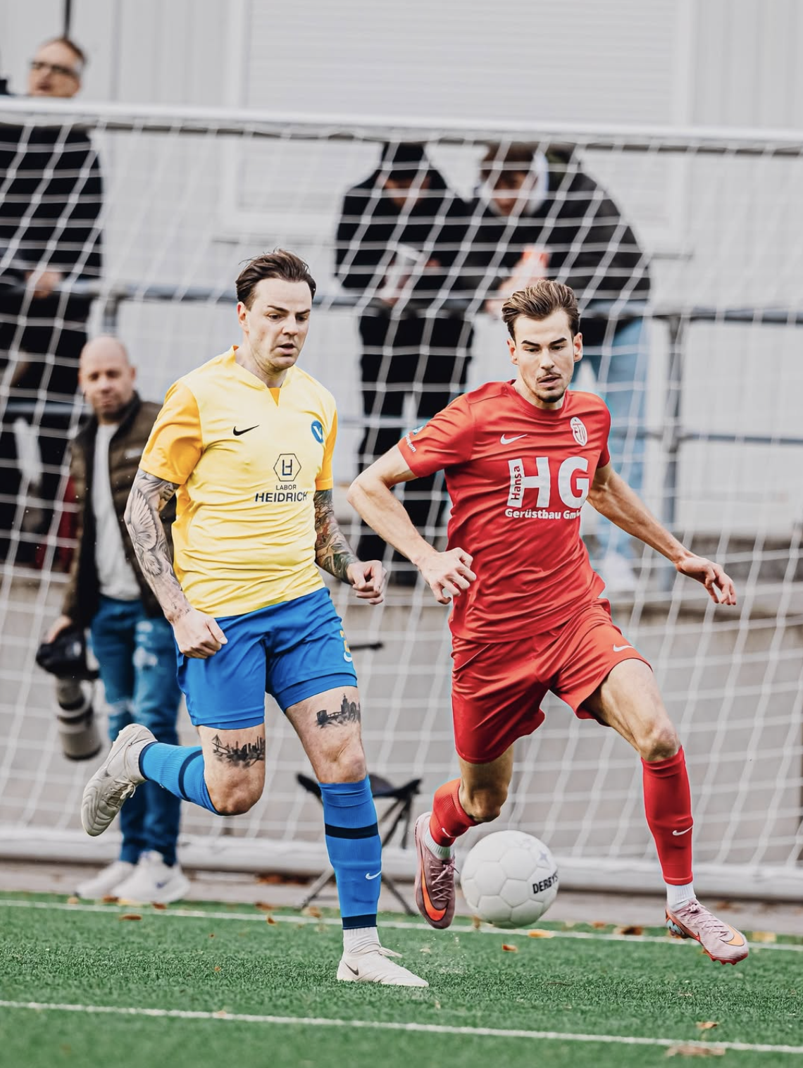 Julian Pötzinger von SC Victoria (l.) und Stürmer Merlin Sinanovic vom Eimsbütteler (r.), im Laufduell um den Ball