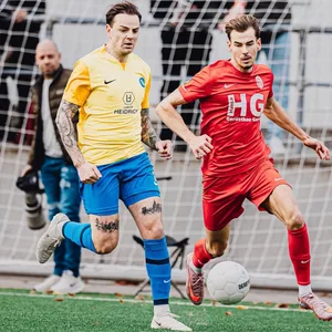 Julian Pötzinger von SC Victoria (l.) und Stürmer Merlin Sinanovic vom Eimsbütteler (r.), im Laufduell um den Ball