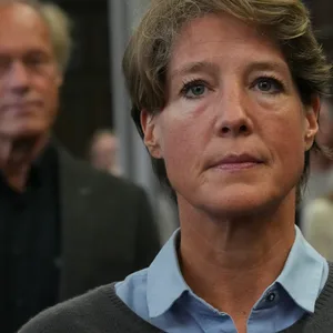 Christina Block, hinter ihr ihr ebenfalls angeklagter Lebensgefährte Gerhard Delling.