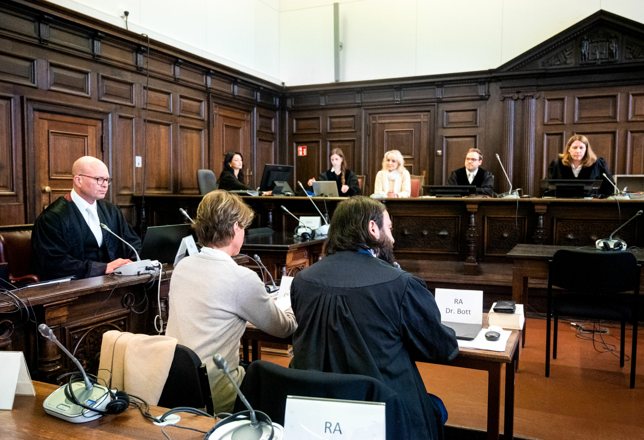 Christina Block sitzt mit ihrem Anwalt Ingo Bott im Gerichtssaal.