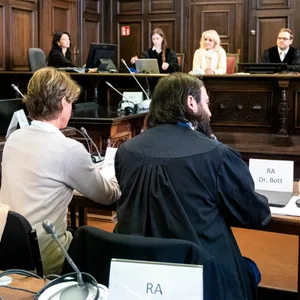 Christina Block sitzt mit ihrem Anwalt Ingo Bott im Gerichtssaal.