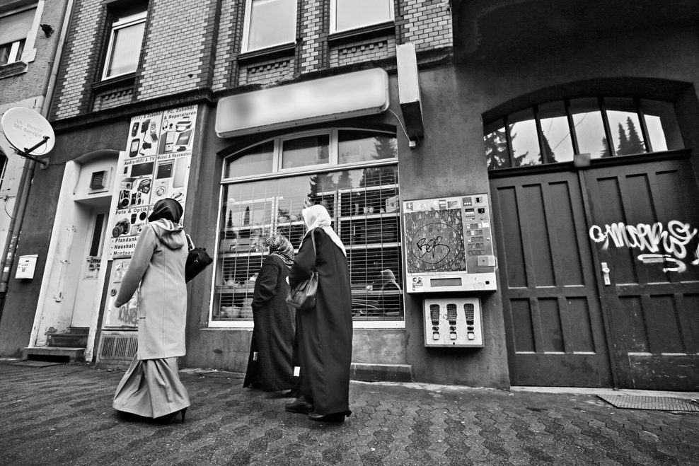 Frauen gehen eine Straße in Kassel entlang.