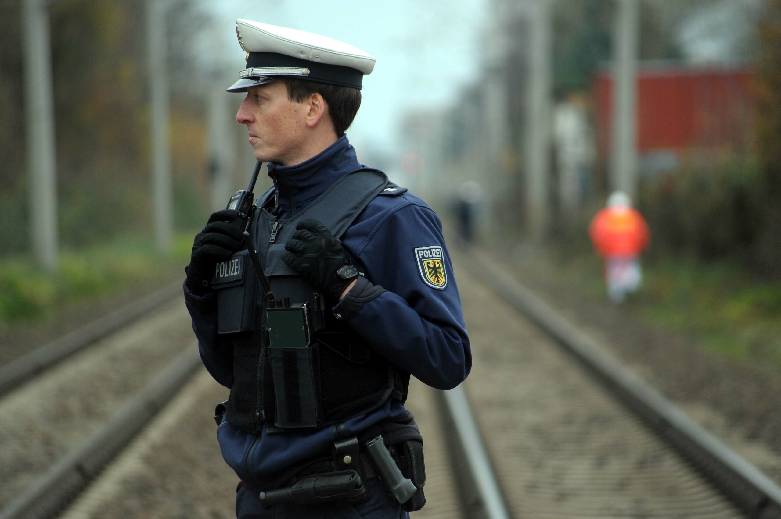 Frau läuft über Gleise und gibt dafür kuriosen Grund an – Sperrung des Zugverkehr in Rahlstedt