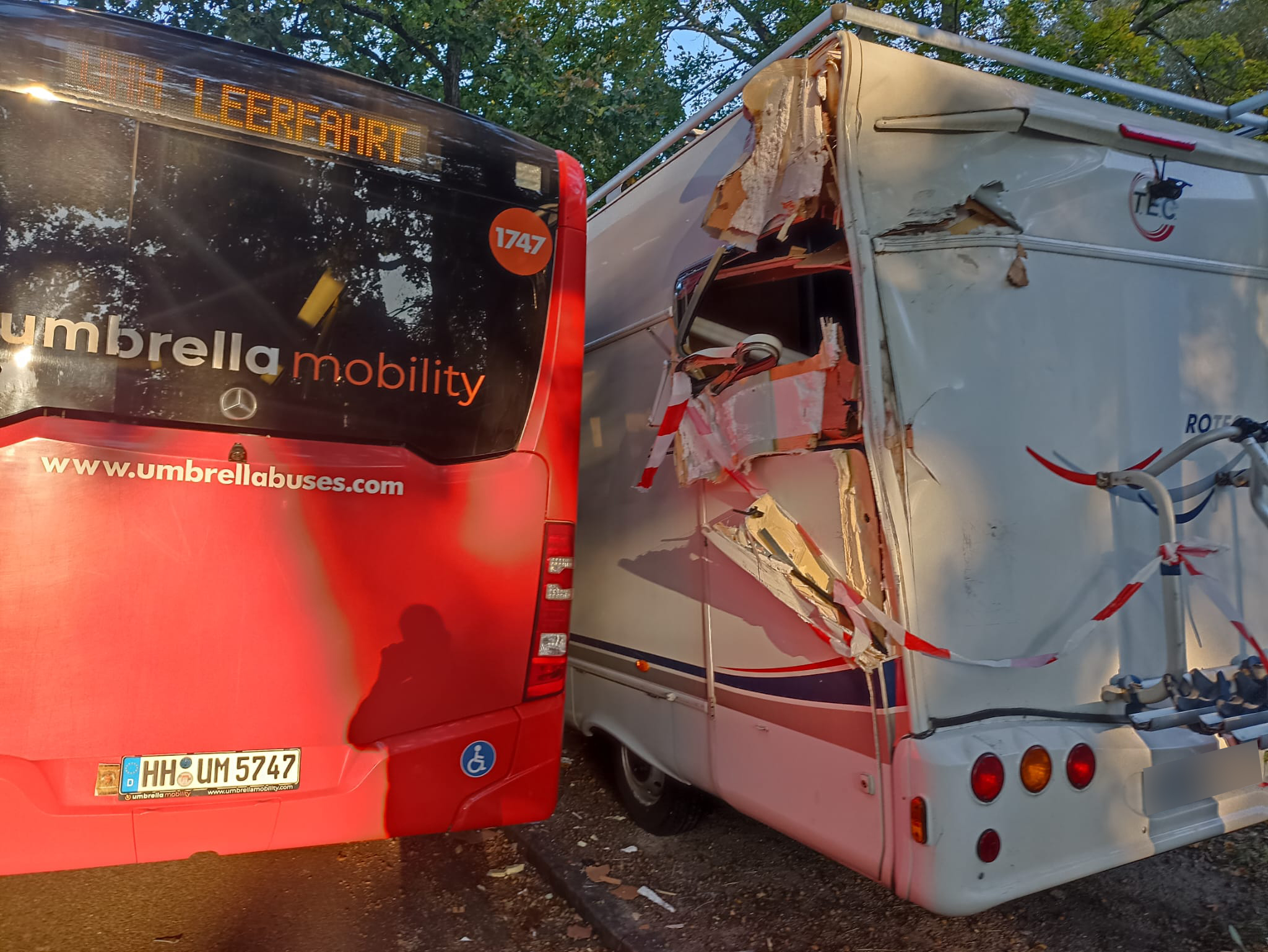 Die Seite des geparkten Wohnmobils wurde aufgeschlitzt.