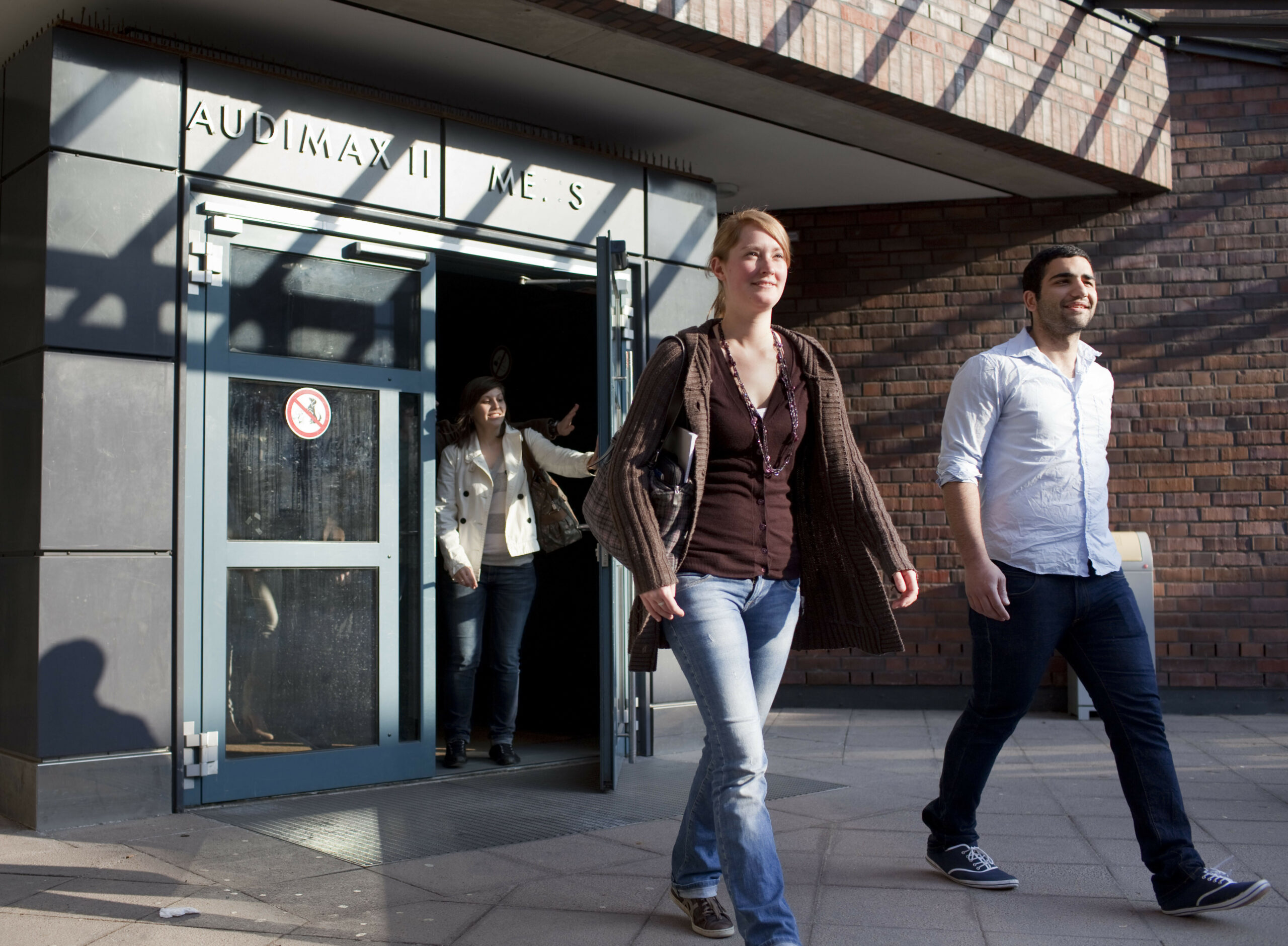 Studierende verlassen das Audimax der Uni Hamburg.