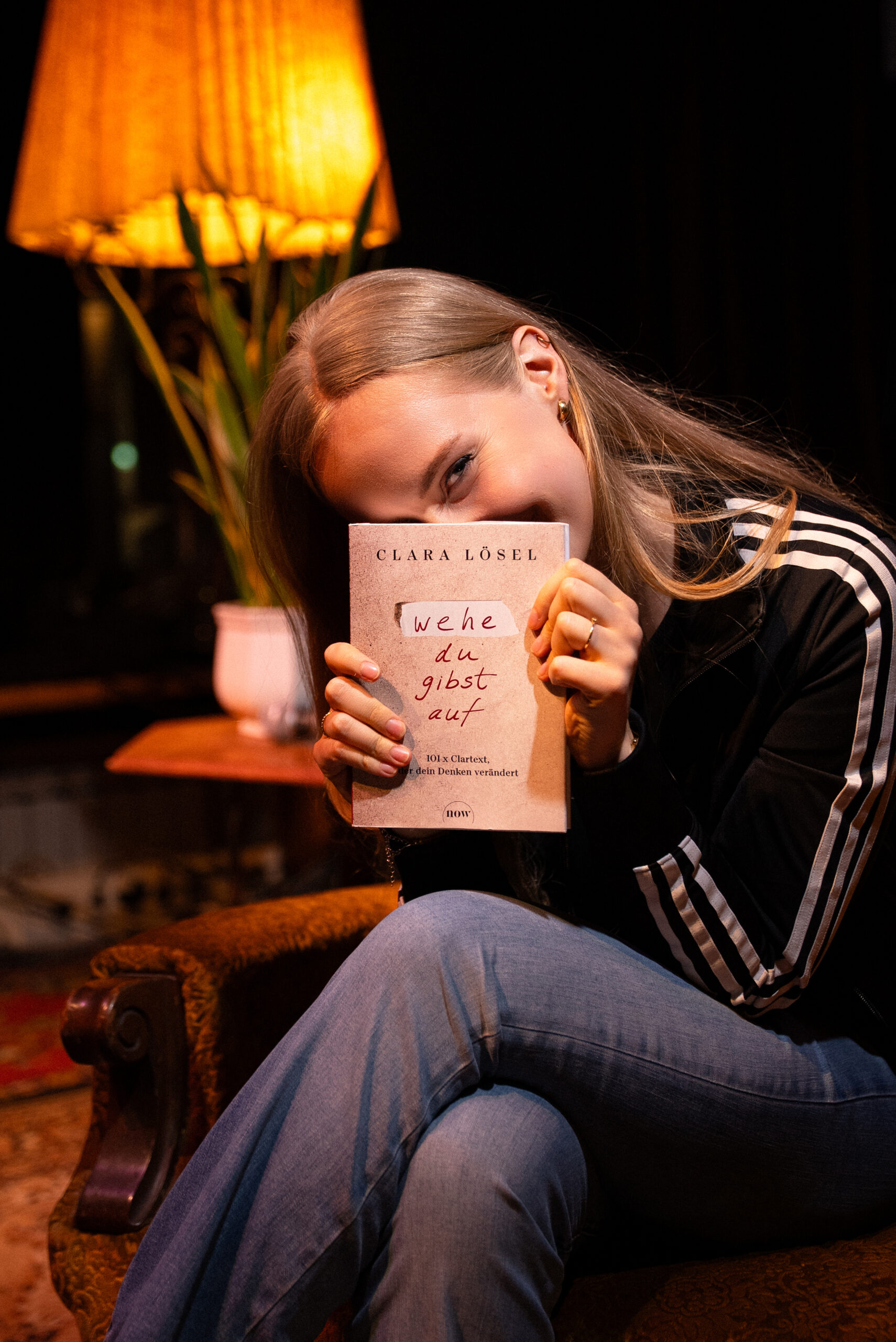 Clara Lösel hält ihren Bestseller mit dem Titel „Wehe du gibst auf“ in der Hand.