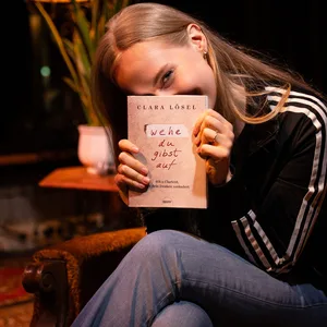 Clara Lösel hält ihren Bestseller mit dem Titel „Wehe du gibst auf“ in der Hand.