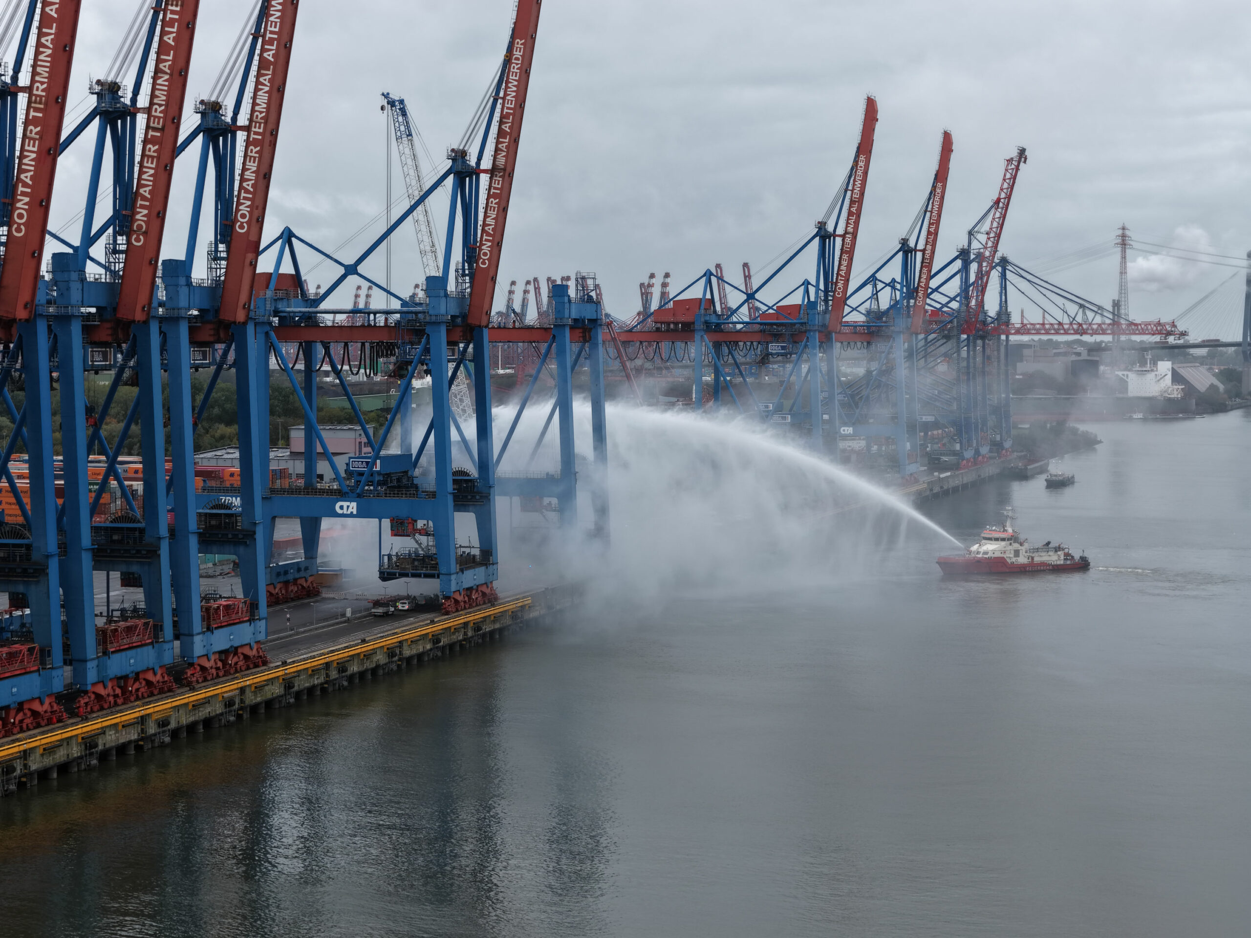 Auch die „Branddirektor Westphal“ ist im Einsatz, um das Feuer auf der Containerbrücke am Terminal Altenwerder zu löschen.