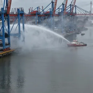 Auch die „Branddirektor Westphal“ ist im Einsatz, um das Feuer auf der Containerbrücke am Terminal Altenwerder zu löschen.