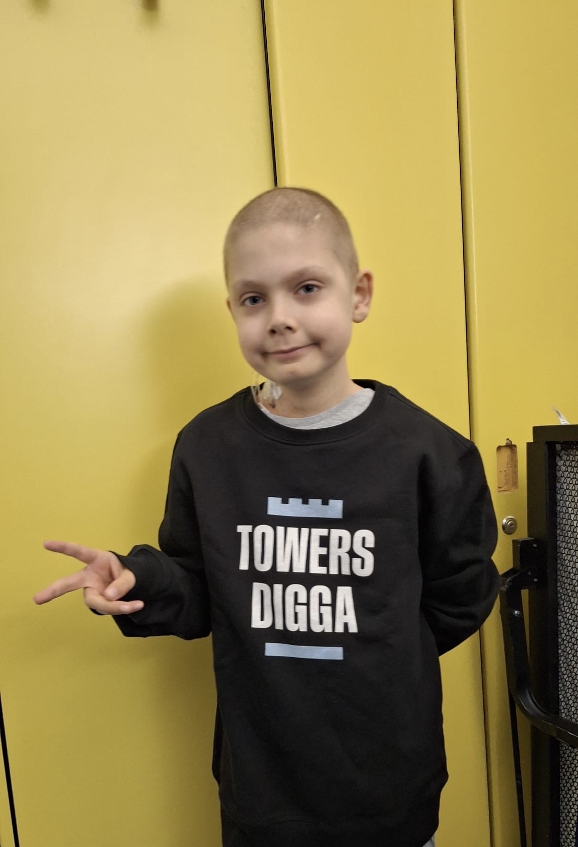 Dean mit einem Pullover der Hamburg Towers