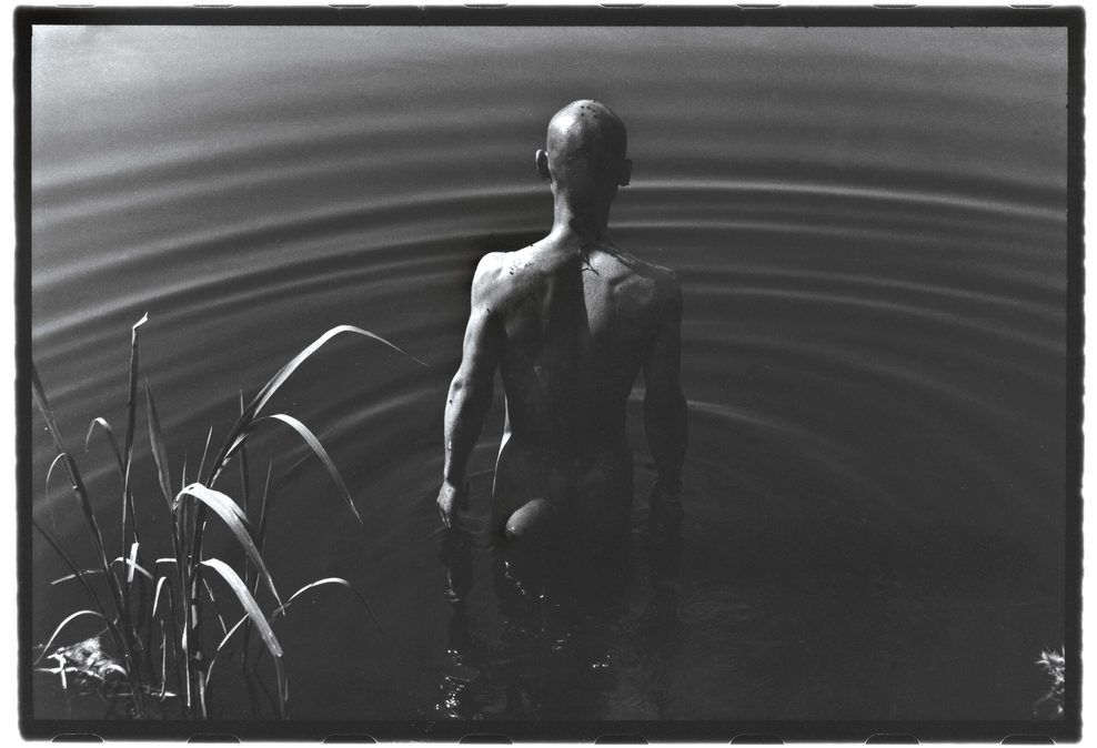 Fotografie eines Mannes beim Baden in einem Fluss