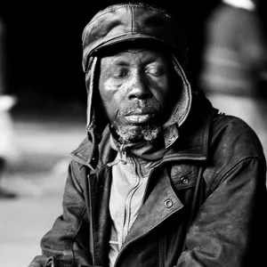 Fotografie eines Mannes mit dem Titel „Eyes Wide Shut“