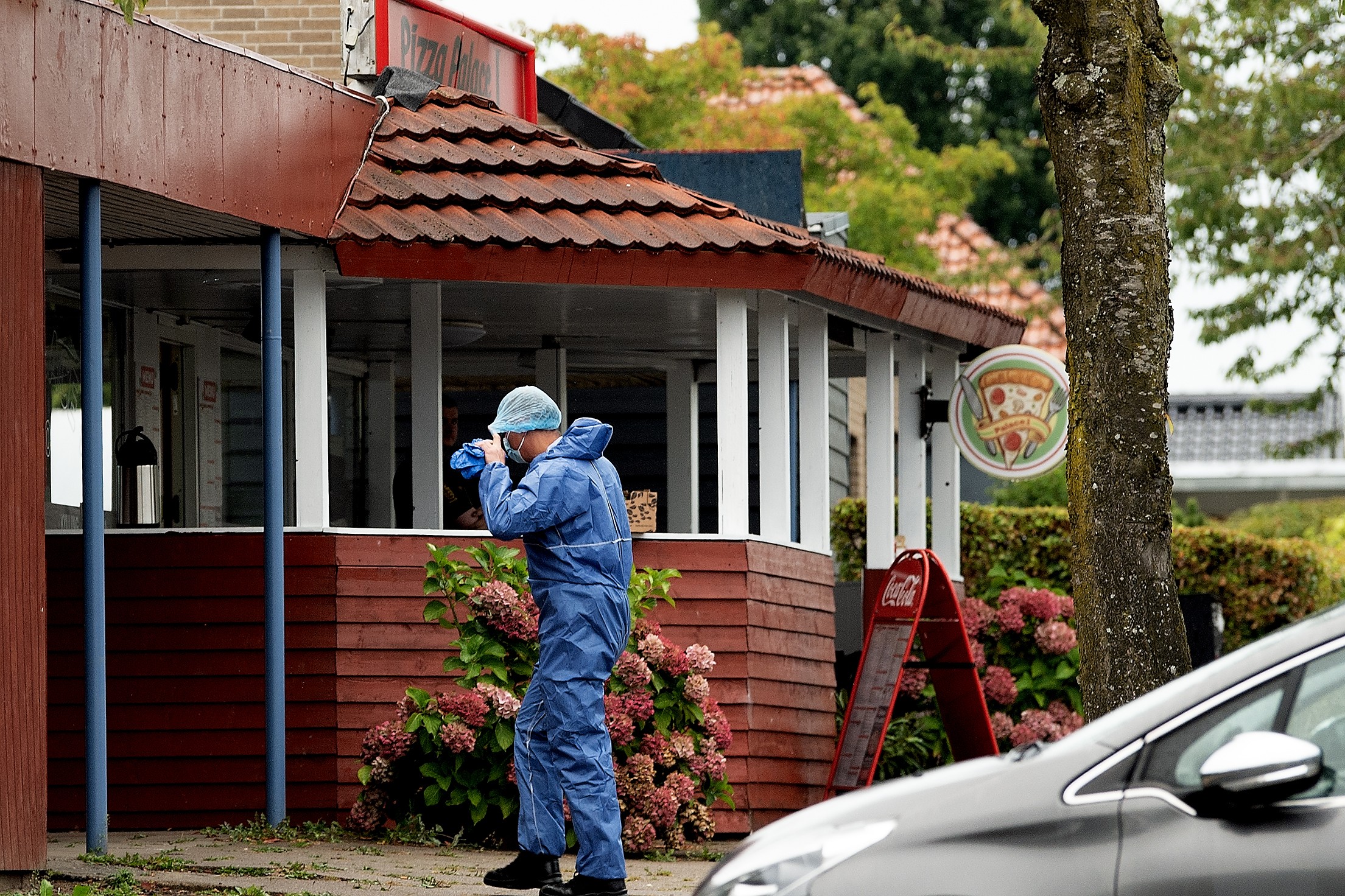 Kriminalbeamte untersuchen den Tatort, eine Pizzeria im dänischen Odense.