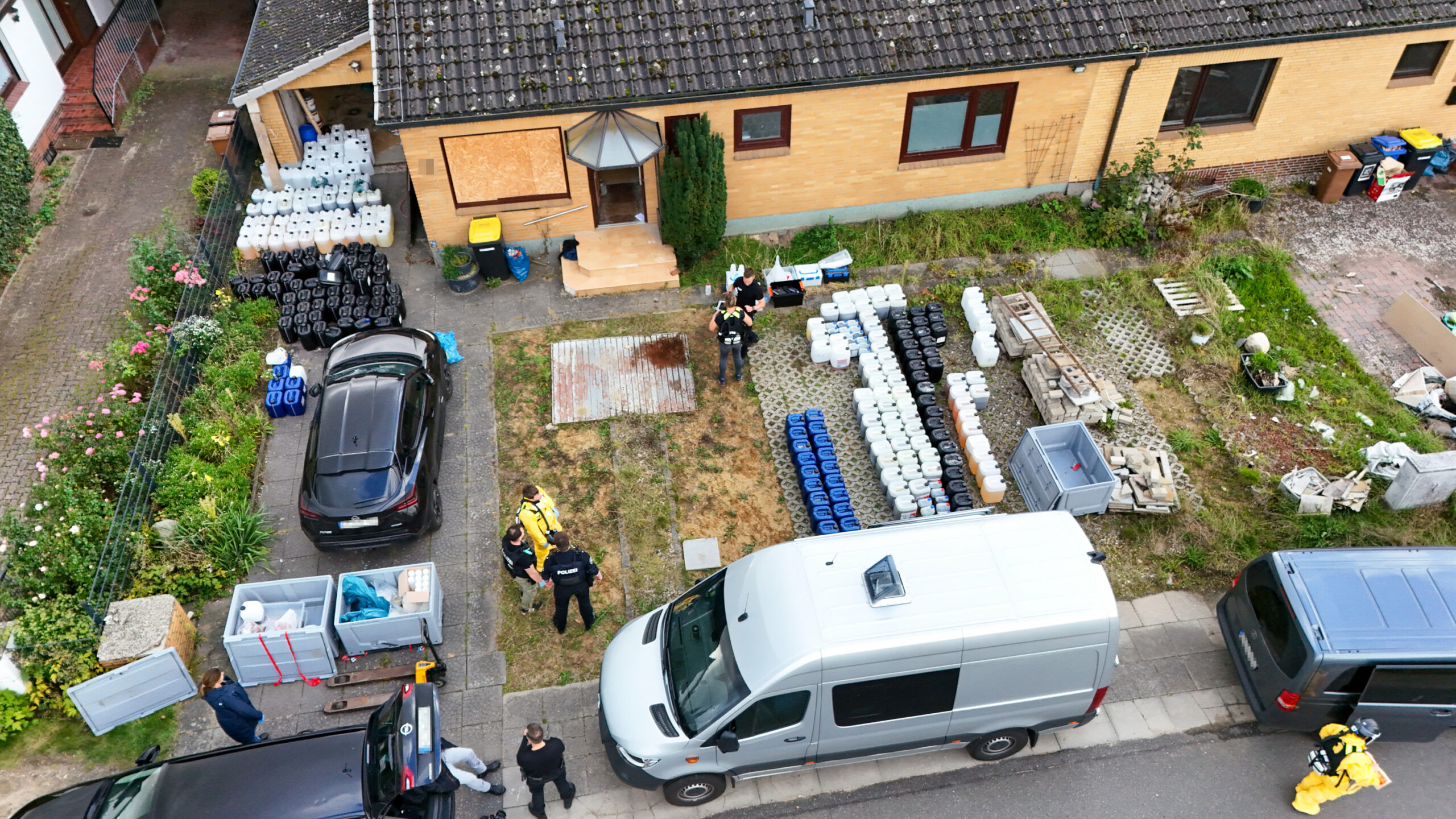 In dieser Doppelhaushälfte fanden die Ermittler große Mengen mutmaßlicher Drogengrundstoffe.