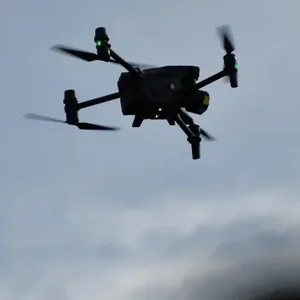 Eine Drohne fliegt am Himmel.