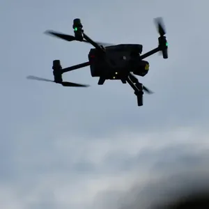 Eine Drohne fliegt am Himmel.