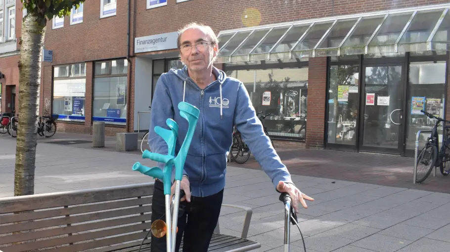 Dirk Schünemann in der Pinneberger Innenstadt. Er wurde hier als er helfen wollte selbst Opfer von Gewalt.